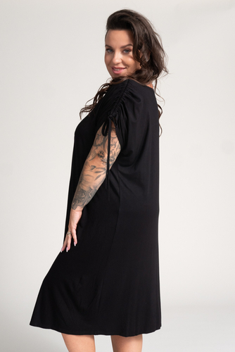Schwarzes Kleid mit gerüschten Ärmeln