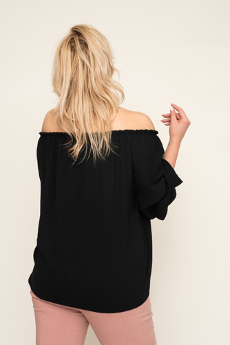 Blusa negra con mangas de volantes