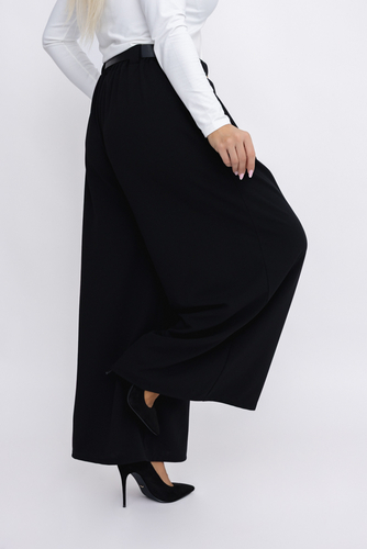 Schwarze Hose mit Gürtel