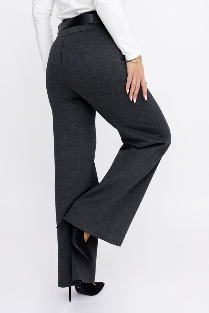 Pantalón gris oscuro con cinturón