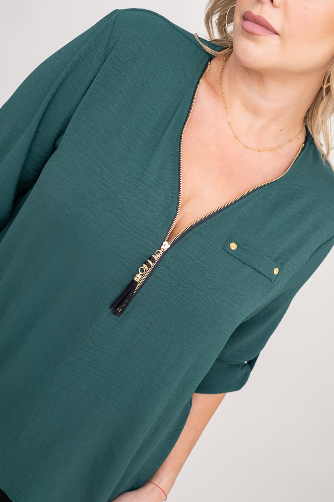 Blusa verde botella con escote abierto