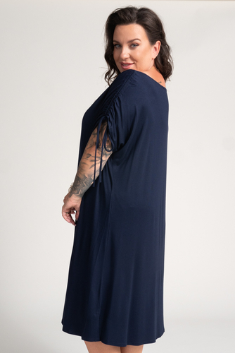 Vestido azul marino con mangas de volantes