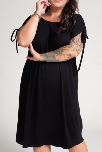 Vestido negro con mangas de volantes