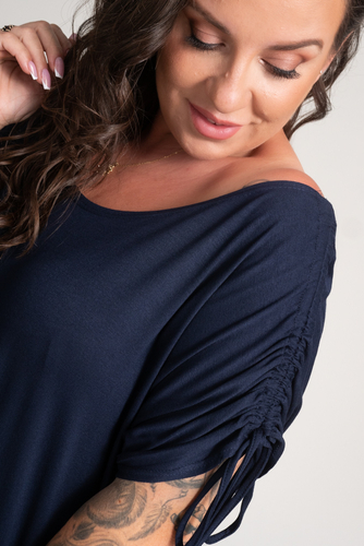 Vestido azul marino con mangas de volantes