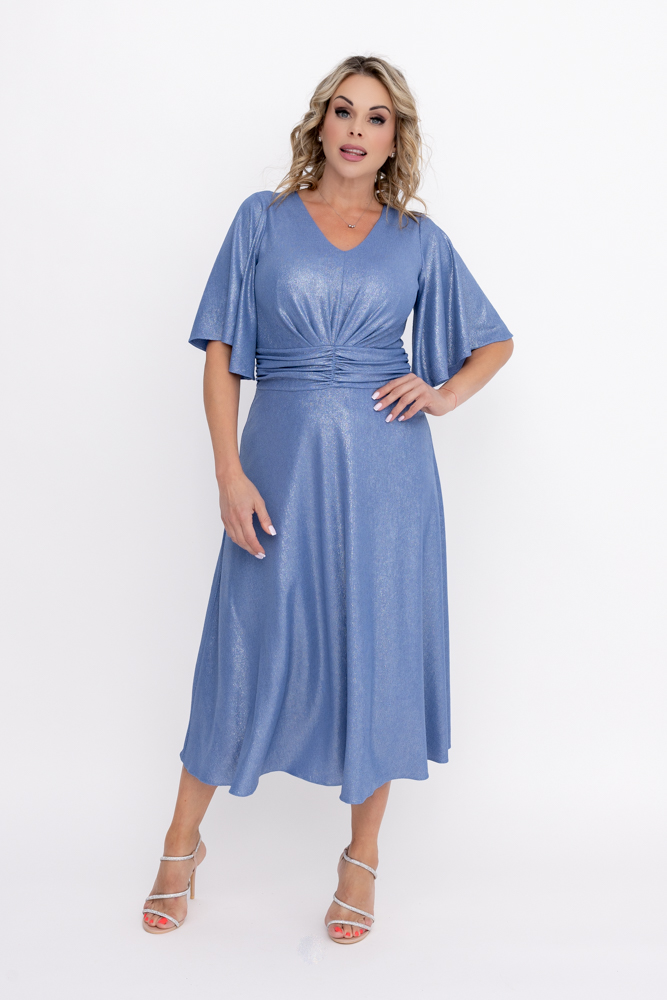 Vestido azul de purpurina con arrugas