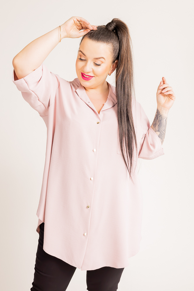 Camisa rosa empolvado con cuello alto