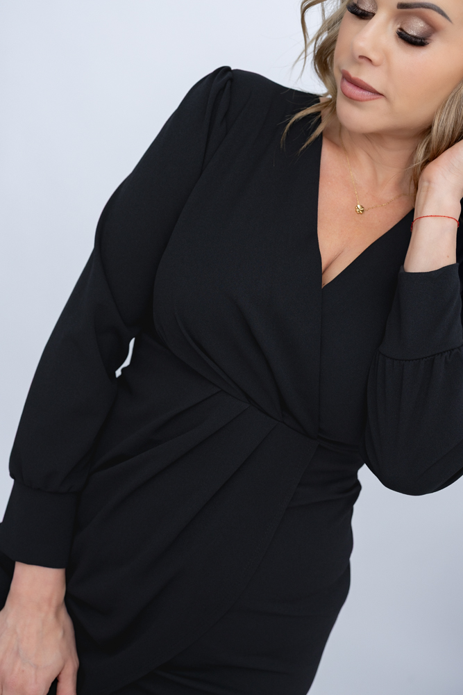 Robe noire froissée