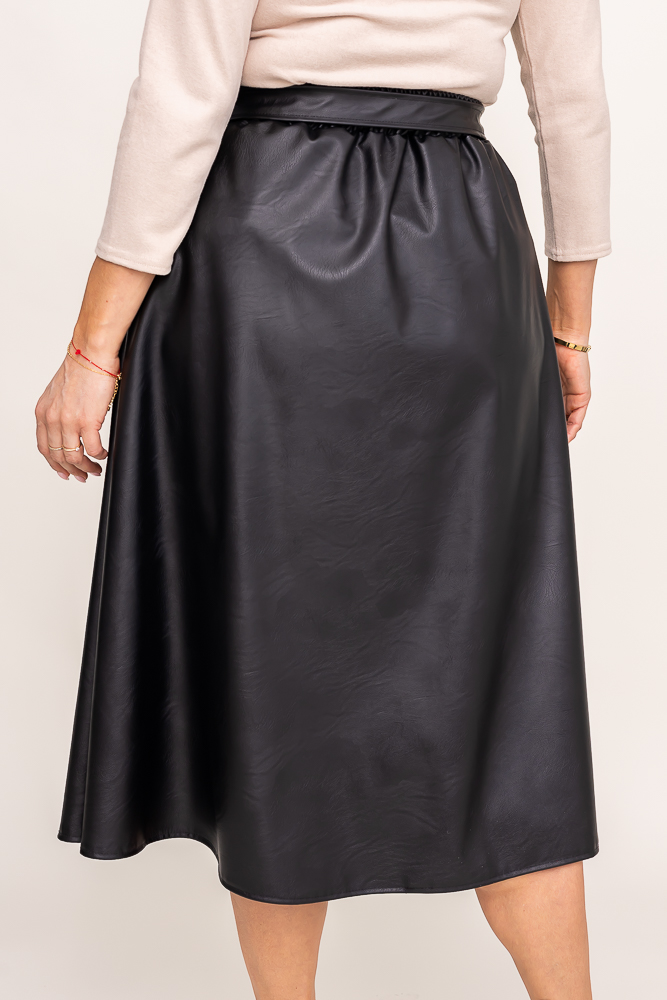 Falda de cuero negro