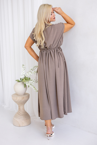 Kawowa Sukienka LASTIA