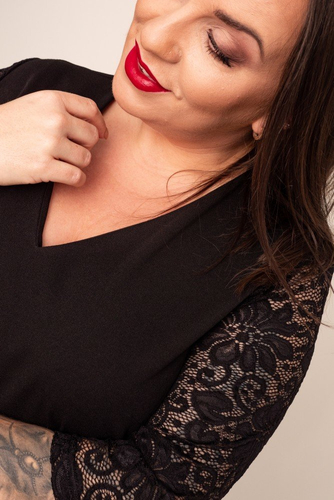 Robe noire avec manches en dentelle