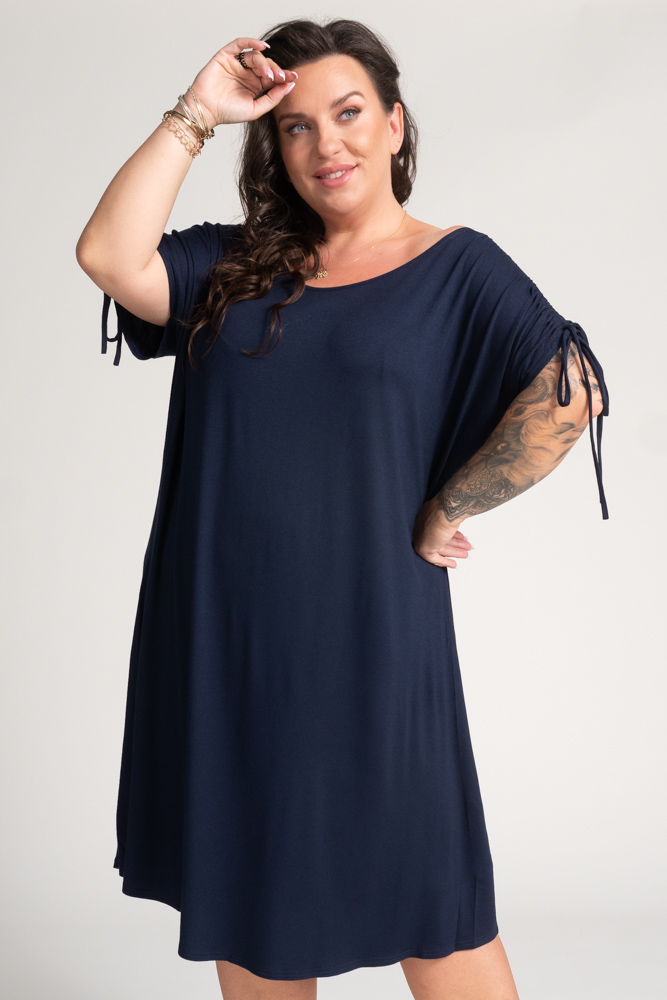 Vestido azul marino con mangas de volantes