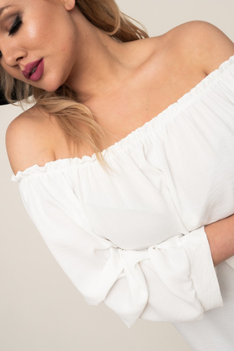 Blusa blanca con mangas de volantes