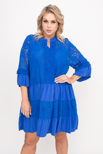 Kornblumenbesticktes Kleid