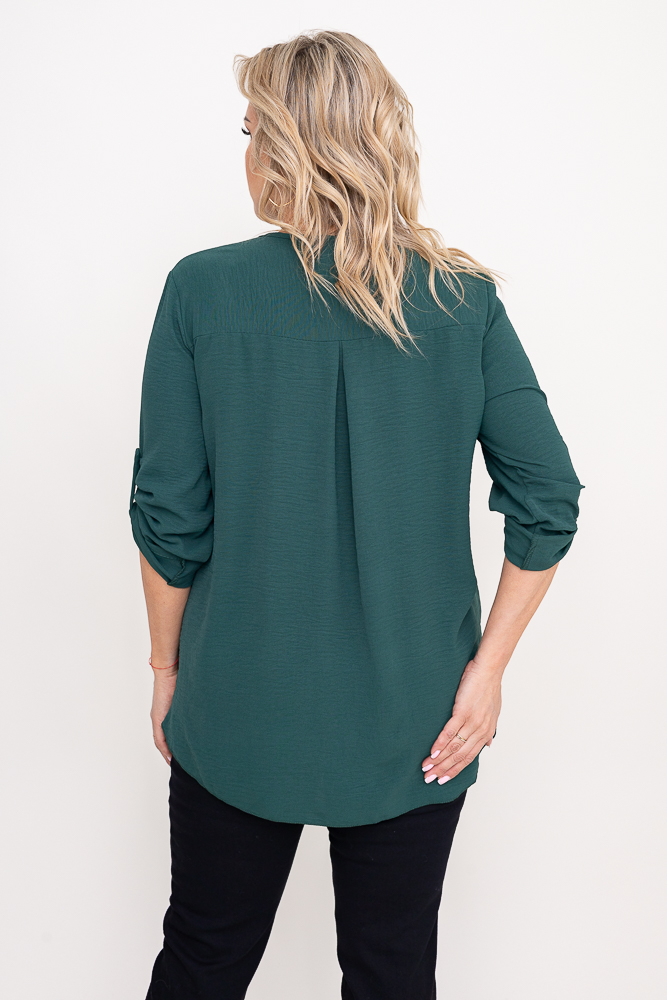 Blusa verde botella con escote abierto