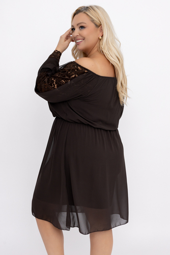 Robe en mousseline de soie chocolat avec manches en dentelle