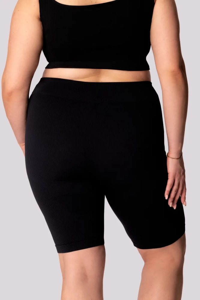 Pantalón corto de rayas negras