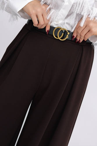 Schwarze Hose mit Gürtel