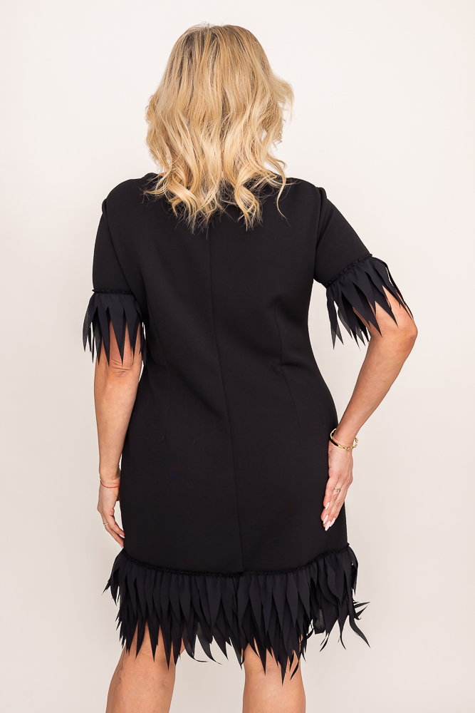 Robe noire ornée