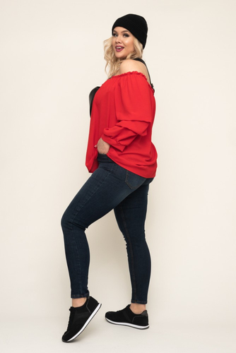 Blusa roja con mangas de volantes