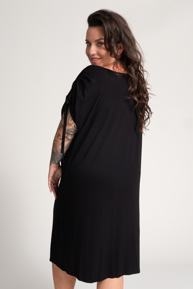 Schwarzes Kleid mit gerüschten Ärmeln