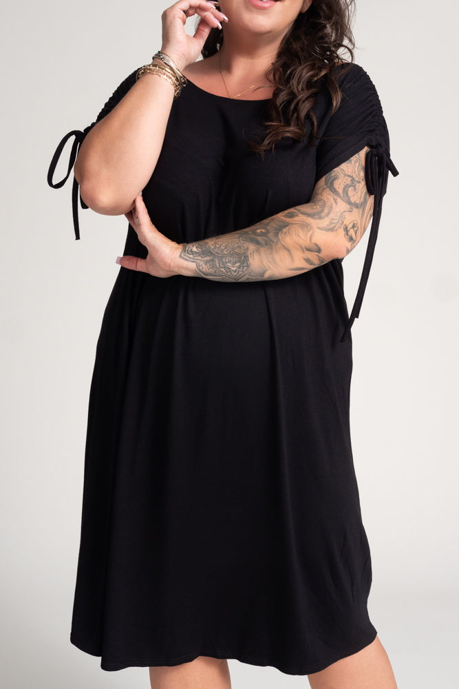 Vestido negro con mangas de volantes