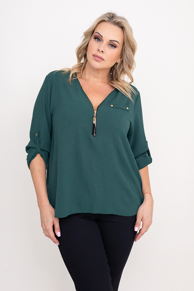 Blusa verde botella con escote abierto