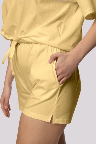 Gelber Pyjama mit kurzer Hose