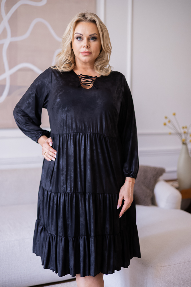 Schwarzes Kleid mit gebundenem Ausschnitt