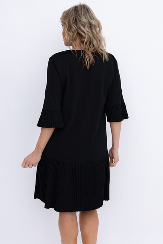 Robe noire à volants plissés
