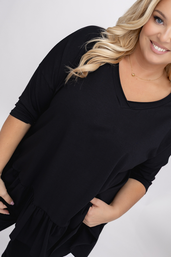  Svart bluse med volang